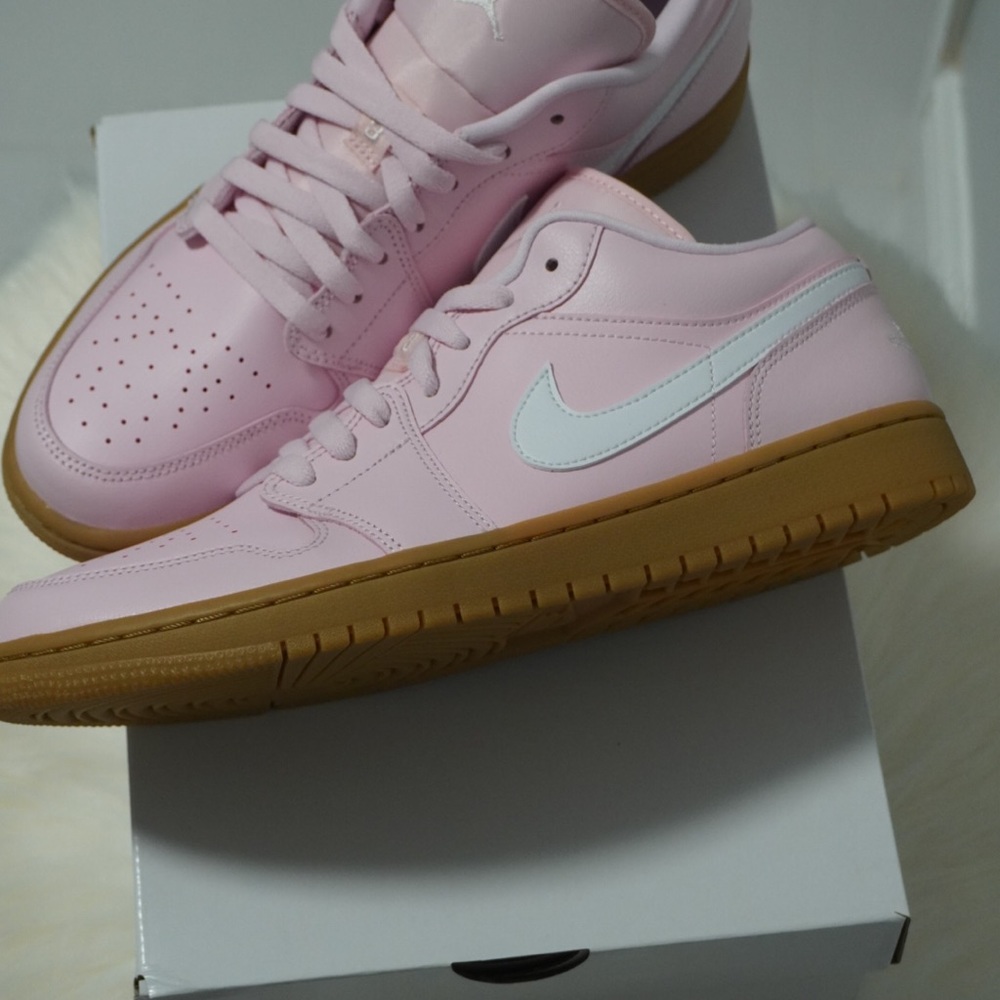Jordan 1 Low “Pink Gum” - Picture 4 of 8